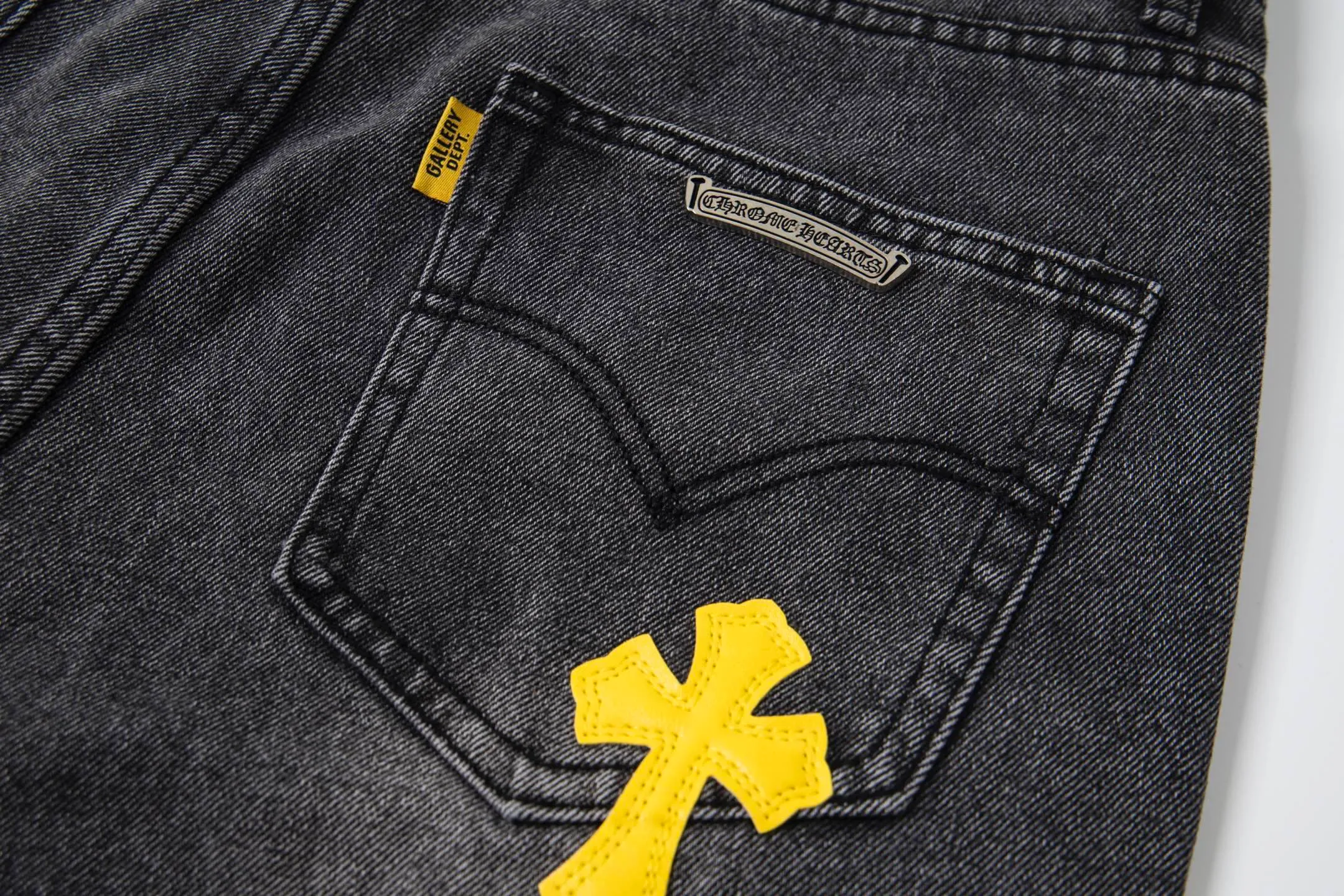 💰280 GALLERY DEPT & Chrome hearts Chrome Hearts co-branded big red logo with blue, yellow, black and white multi-color splicing washed jeans. Really restores the ultimate vintage texture. Three-dimensional version. Loose and comfortable, not picky about the figure. Makes taller and slimmer. Factory Seiko. Original quality control. Same style for men and women. Can be matched with couples. Versatile recommendation. Must-have jeans for all seasons. Fashionistas have been disappointed. From the quality selection of fabrics, the tailoring of details, and the matching of patterns, they are all impeccable! The upper body is so handsome when worn...it can be easily worn by men, women and children! The craftsmanship is made of heavy-duty washed pure cotton denim fabric. After washing, it is soft and thick. It is very stylish when worn on the body. Style number: 1757# Color: black Size: 28 30 32 34 36